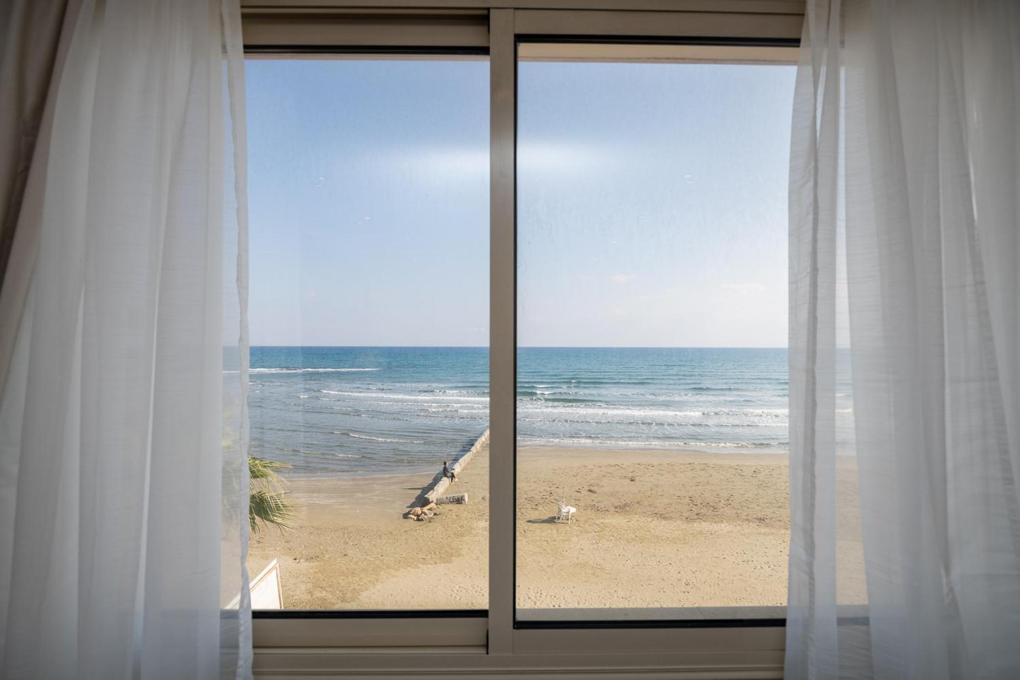 Quattro Beachfront Sea View Ap 4 Larnaca Exterior foto